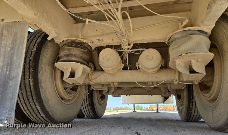 image for item EM7261 2001 Wilson livestock trailer