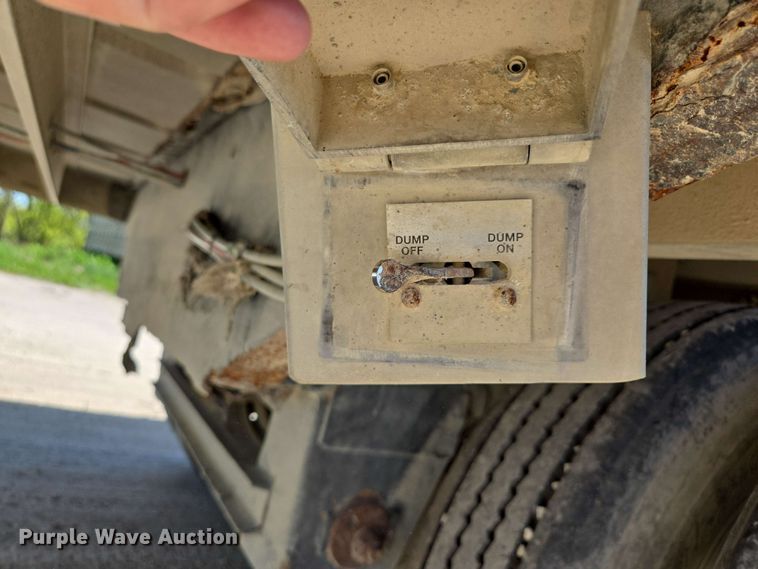 image for item EM7261 2001 Wilson livestock trailer