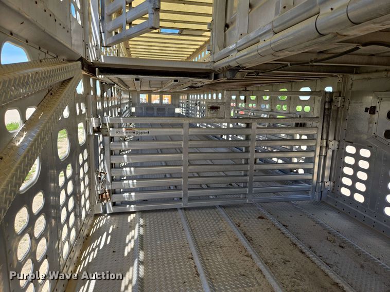 image for item EM7261 2001 Wilson livestock trailer