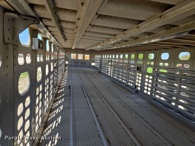 image for item EM7261 2001 Wilson livestock trailer