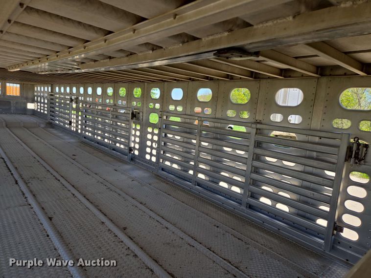 image for item EM7261 2001 Wilson livestock trailer