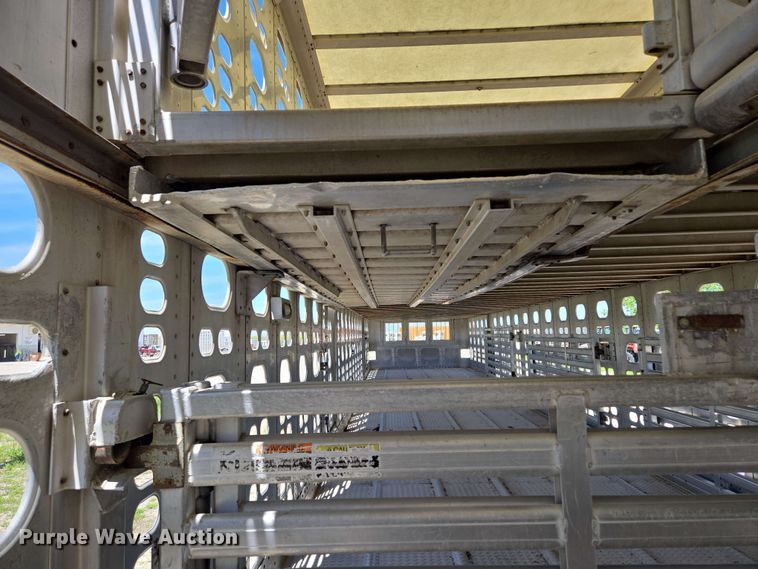 image for item EM7261 2001 Wilson livestock trailer