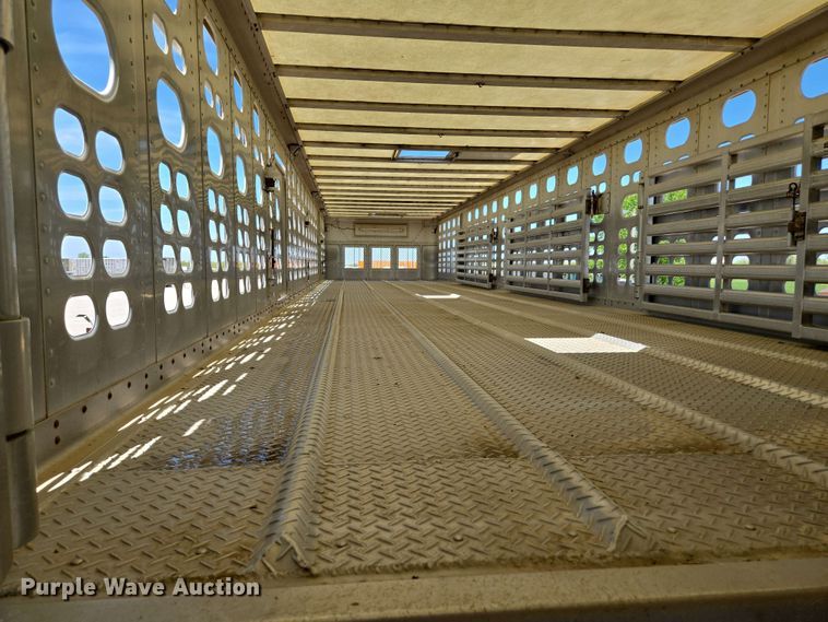 image for item EM7261 2001 Wilson livestock trailer