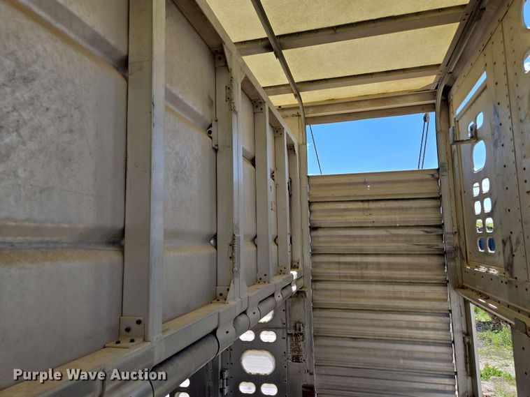 image for item EM7261 2001 Wilson livestock trailer