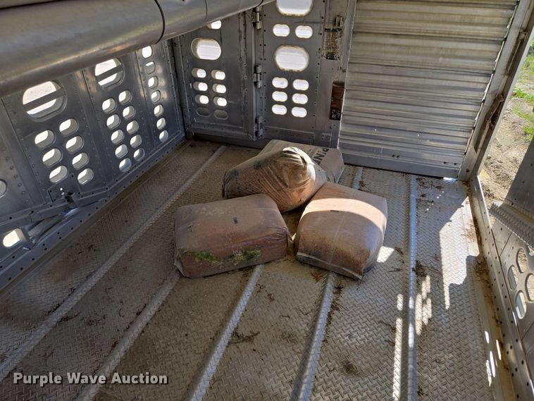 image for item EM7261 2001 Wilson livestock trailer