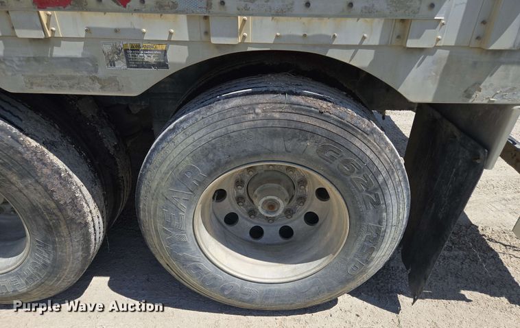 image for item EM7261 2001 Wilson livestock trailer