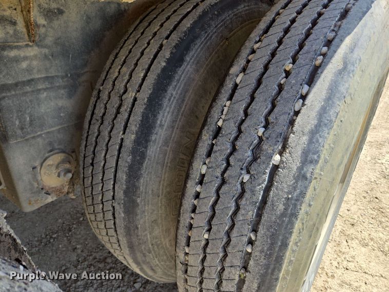 image for item EM7261 2001 Wilson livestock trailer