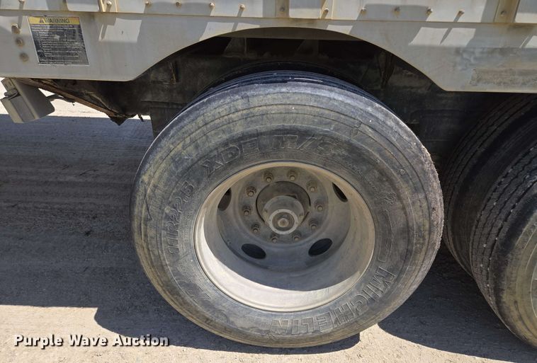 image for item EM7261 2001 Wilson livestock trailer