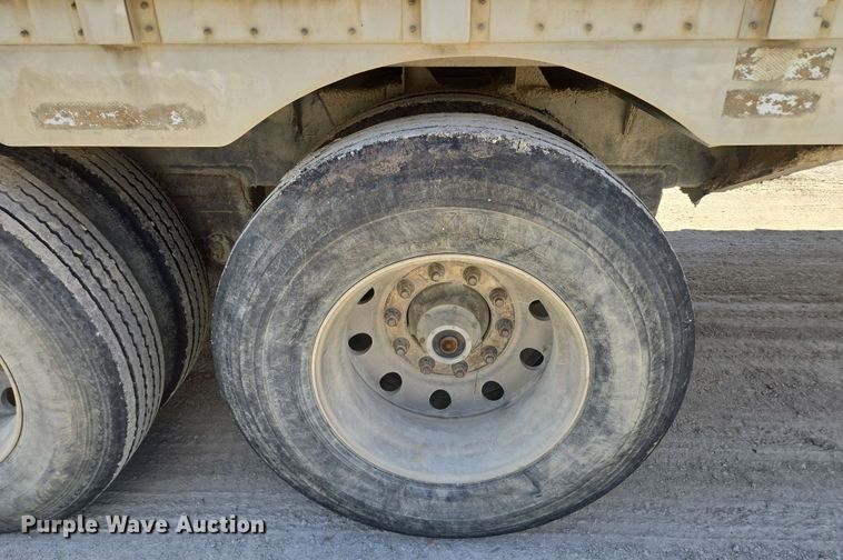 image for item EM7261 2001 Wilson livestock trailer