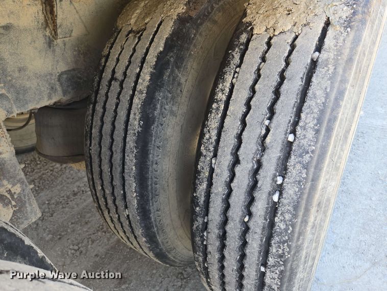 image for item EM7261 2001 Wilson livestock trailer