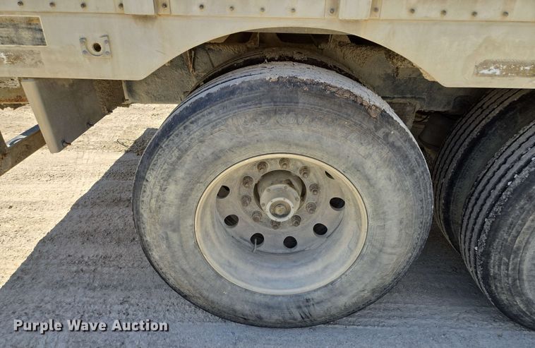 image for item EM7261 2001 Wilson livestock trailer