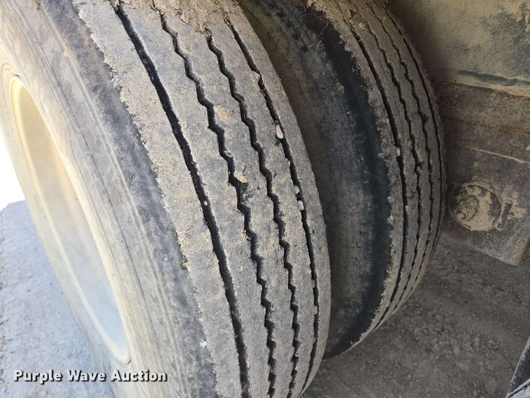 image for item EM7261 2001 Wilson livestock trailer