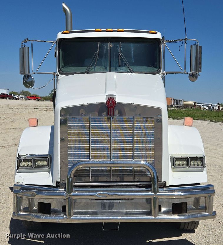 image for item EM7262 2012 Kenworth T800 semi truck