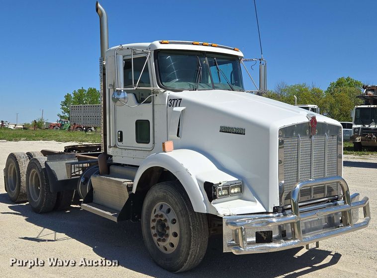 image for item EM7262 2012 Kenworth T800 semi truck