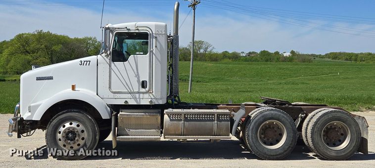 image for item EM7262 2012 Kenworth T800 semi truck