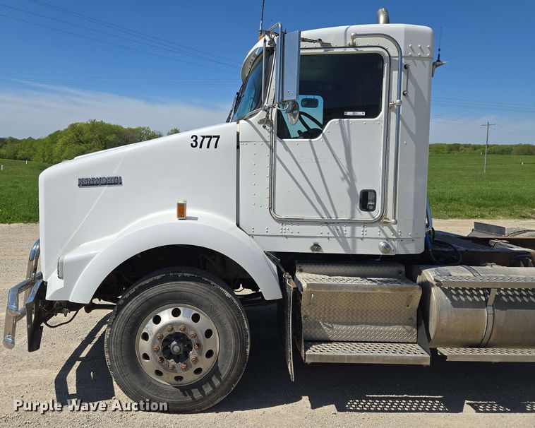 image for item EM7262 2012 Kenworth T800 semi truck