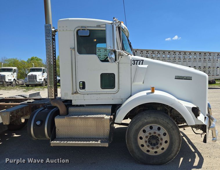image for item EM7262 2012 Kenworth T800 semi truck