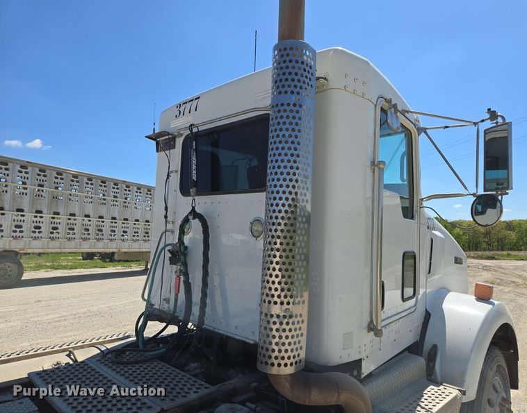 image for item EM7262 2012 Kenworth T800 semi truck