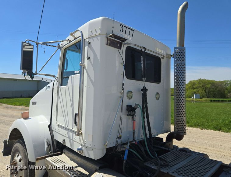 image for item EM7262 2012 Kenworth T800 semi truck