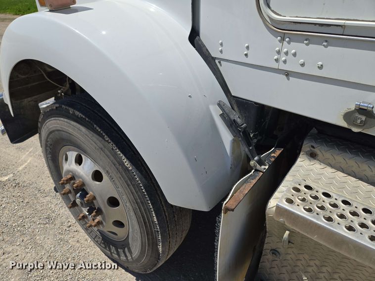 image for item EM7262 2012 Kenworth T800 semi truck