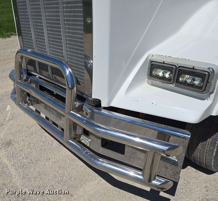 image for item EM7262 2012 Kenworth T800 semi truck