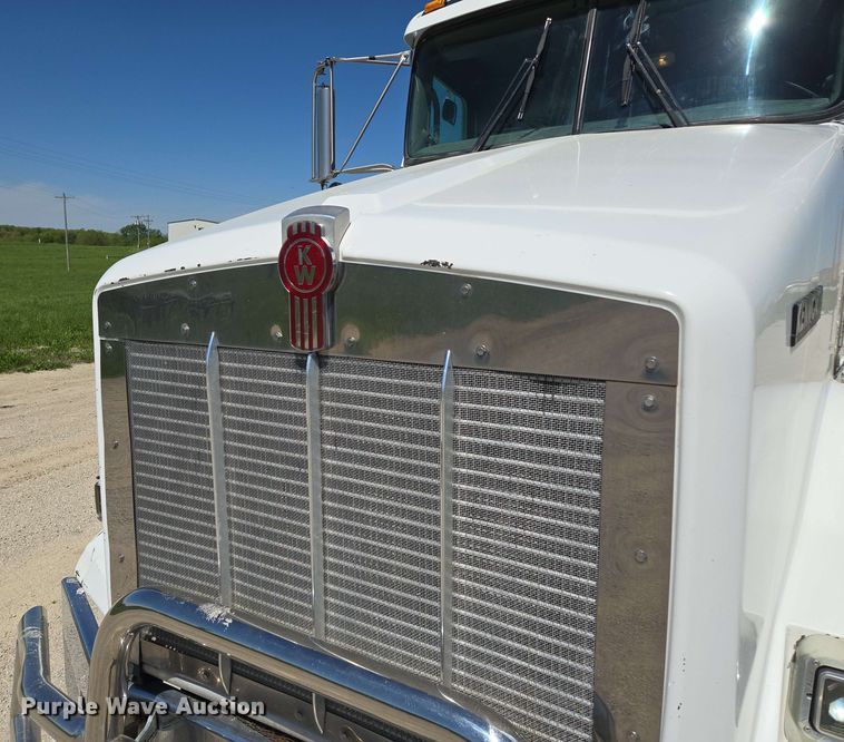 image for item EM7262 2012 Kenworth T800 semi truck