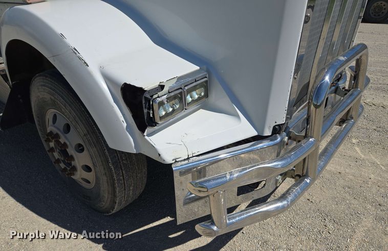 image for item EM7262 2012 Kenworth T800 semi truck