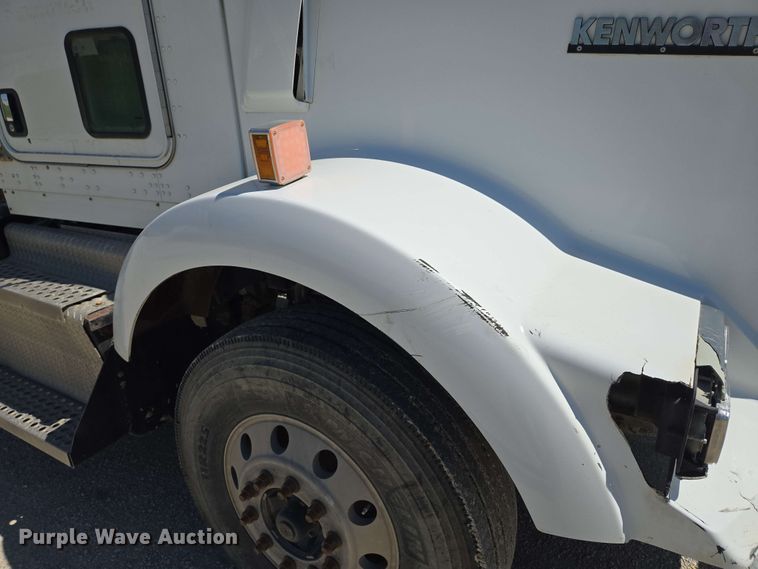 image for item EM7262 2012 Kenworth T800 semi truck