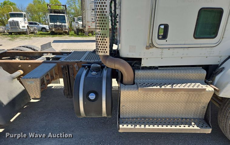 image for item EM7262 2012 Kenworth T800 semi truck