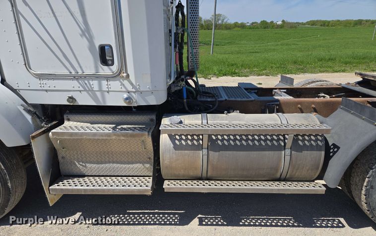 image for item EM7262 2012 Kenworth T800 semi truck