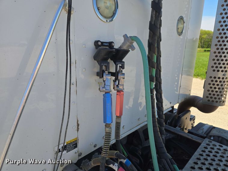 image for item EM7262 2012 Kenworth T800 semi truck