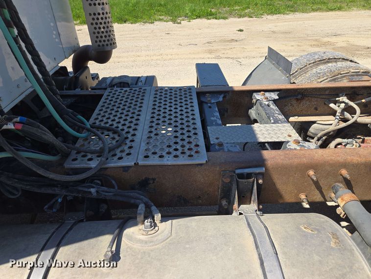 image for item EM7262 2012 Kenworth T800 semi truck