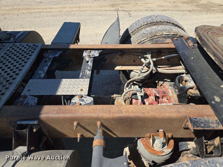 image for item EM7262 2012 Kenworth T800 semi truck