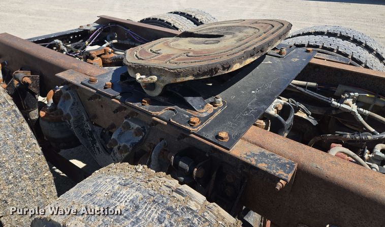 image for item EM7262 2012 Kenworth T800 semi truck