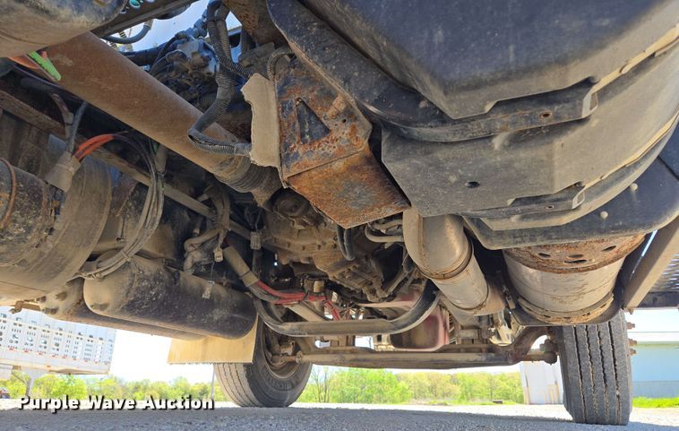 image for item EM7262 2012 Kenworth T800 semi truck