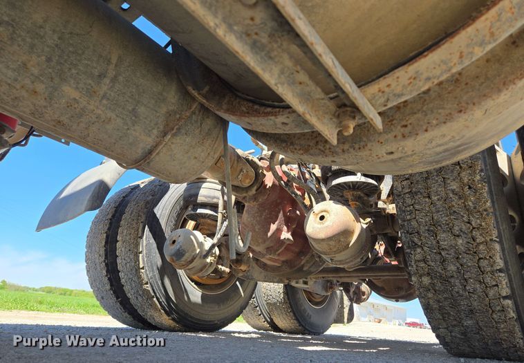 image for item EM7262 2012 Kenworth T800 semi truck