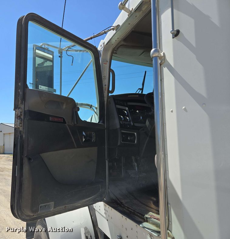 image for item EM7262 2012 Kenworth T800 semi truck