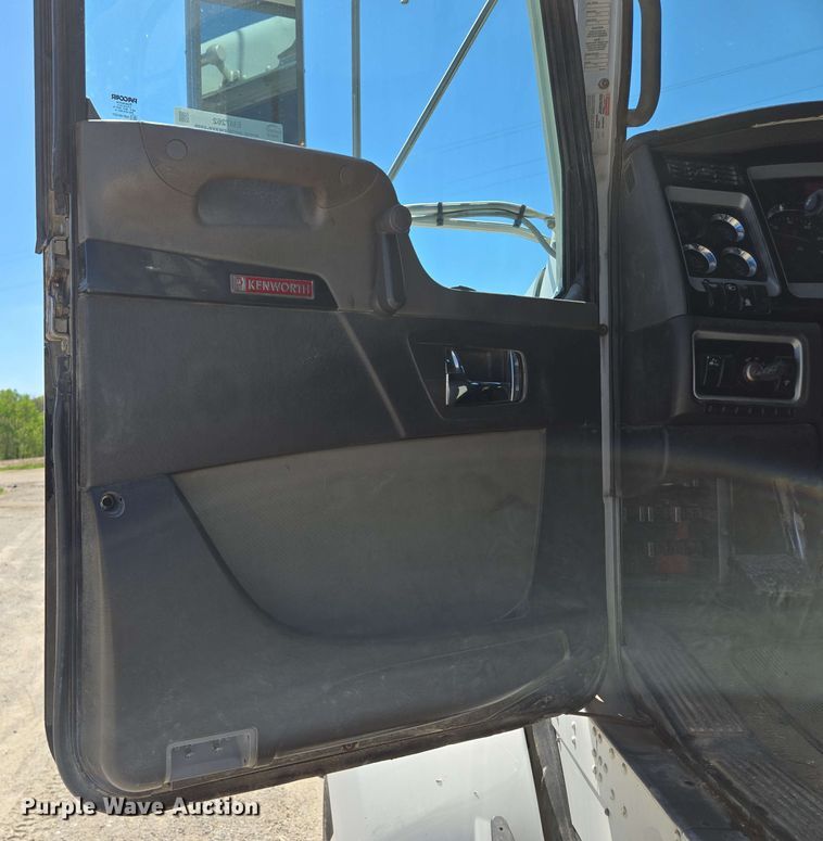 image for item EM7262 2012 Kenworth T800 semi truck