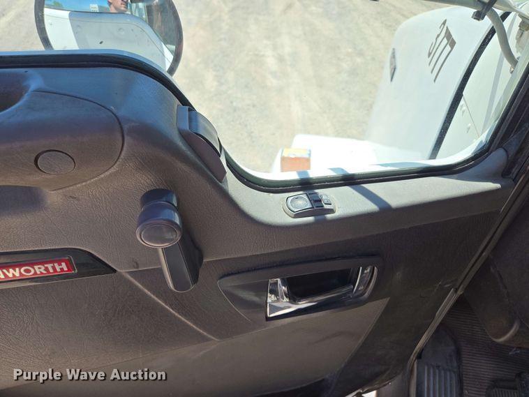 image for item EM7262 2012 Kenworth T800 semi truck