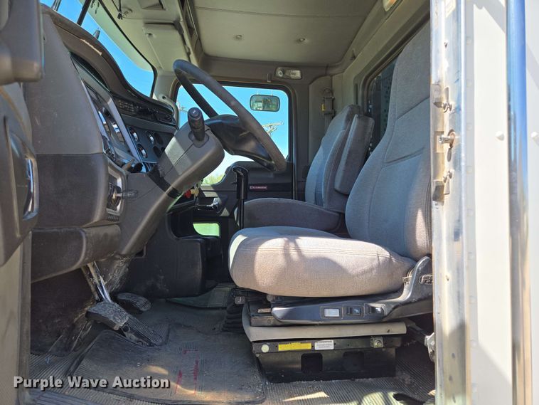 image for item EM7262 2012 Kenworth T800 semi truck