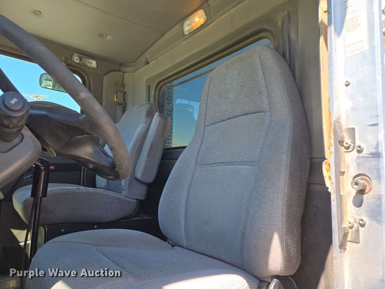 image for item EM7262 2012 Kenworth T800 semi truck