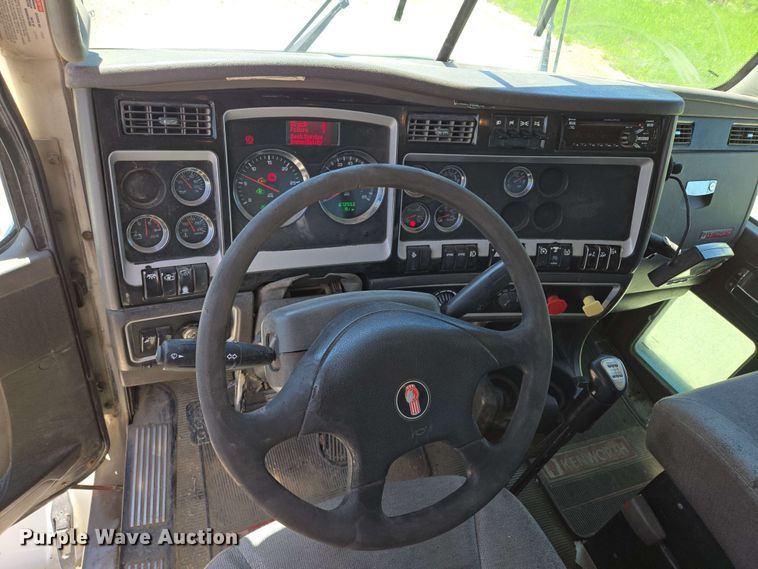 image for item EM7262 2012 Kenworth T800 semi truck