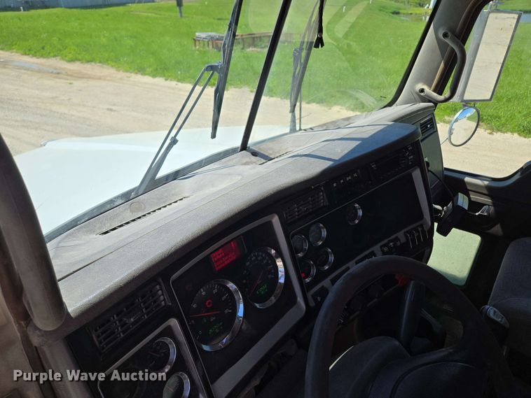 image for item EM7262 2012 Kenworth T800 semi truck
