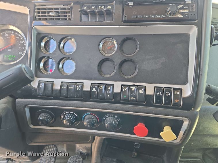 image for item EM7262 2012 Kenworth T800 semi truck