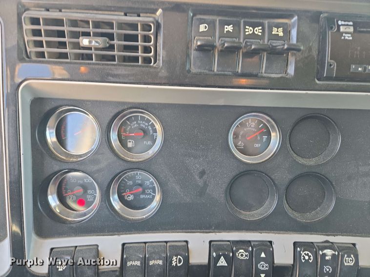 image for item EM7262 2012 Kenworth T800 semi truck