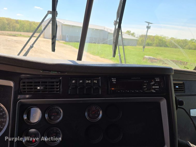 image for item EM7262 2012 Kenworth T800 semi truck