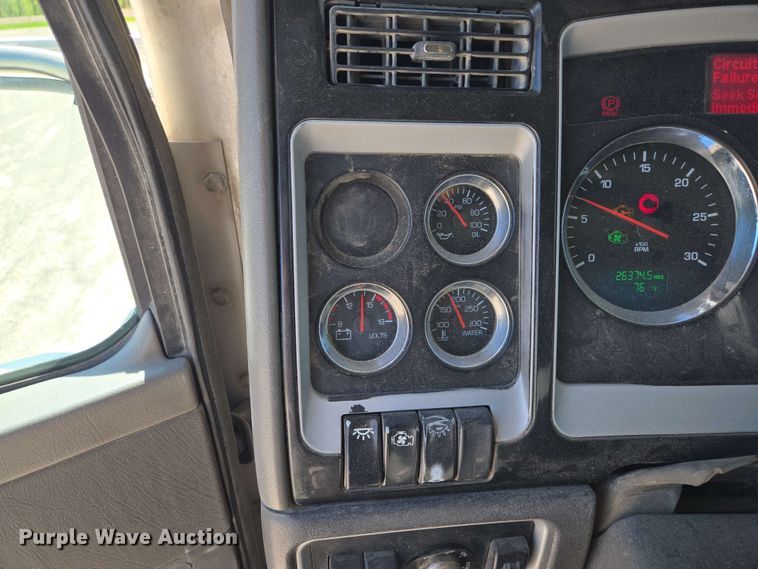 image for item EM7262 2012 Kenworth T800 semi truck