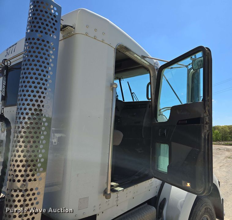 image for item EM7262 2012 Kenworth T800 semi truck