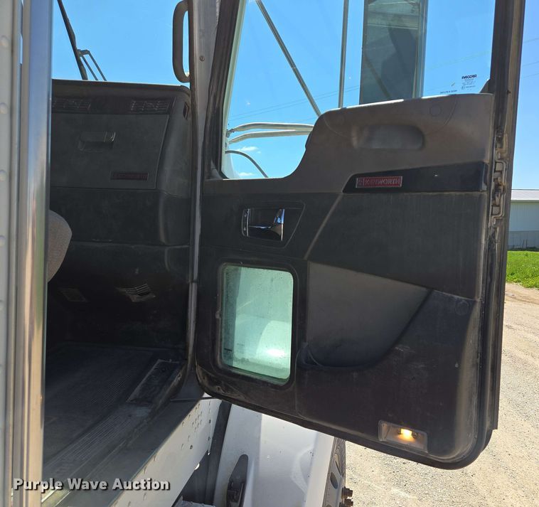 image for item EM7262 2012 Kenworth T800 semi truck