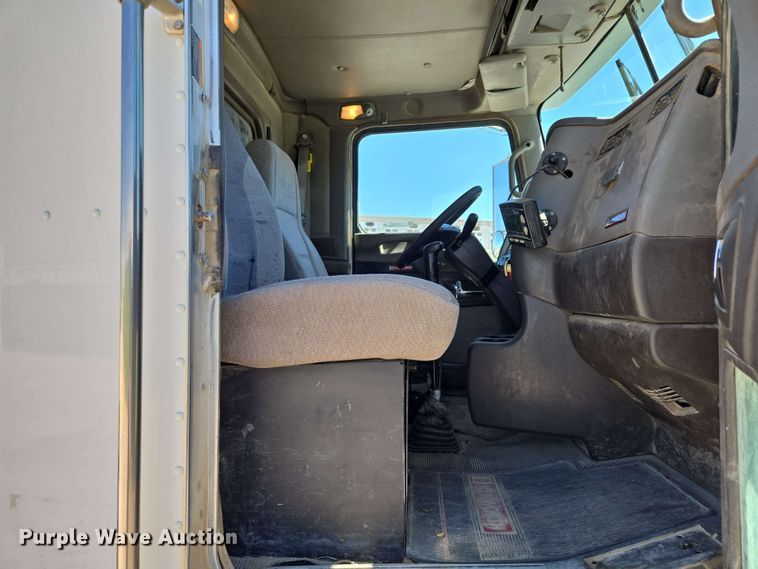 image for item EM7262 2012 Kenworth T800 semi truck